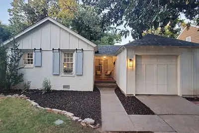 Image de **Okc Best Location** Close to Whole Foods, Fairgrounds, and night life.