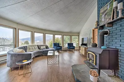Image de Stylish Mountain Escape w/ Hot Tub, 3 Miles to Ski