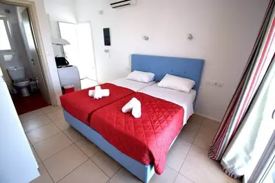 Image de Fantastic studio apartment for 2 people with kitchen and balcony with a view.
