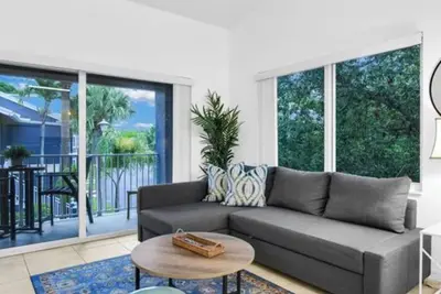 Image de Enjoy our corner 2 bedroom, 2 bath top floor apartment in West Boca Raton