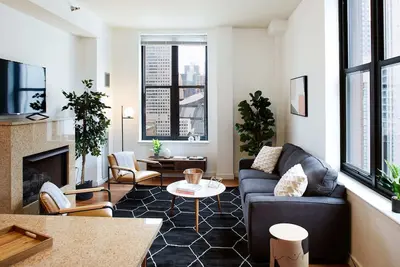 Image de Spectacular Corner 2br Penthouse in the Loop | Roof Deck