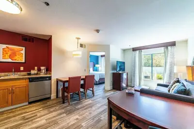 Phoenix 1bd Queen Deluxe