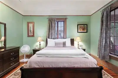 Image de Gorgeous, Historic Downtown Home – Tucked into Uf!