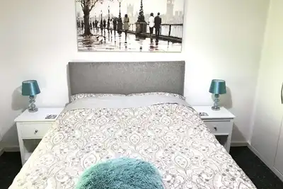 Image de Ground Floor La 51-Appartement-Supérieure-Salle de bain privée séparée-Vue su. . .
