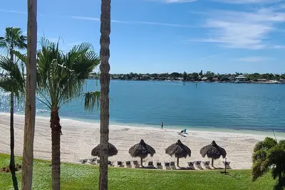 Image de Beautiful Waterfront Condo. Private Beach.