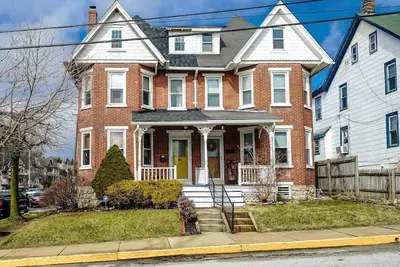 Image de Quaint brick townhome in historic Kennett Square