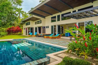 Image de Tropical Modern Masterpiece: 3br\/3. 5b Infinity pool w\/ World Class Ocean Views.
