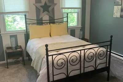 Image de Newly Remodeled with deck. Close to town center