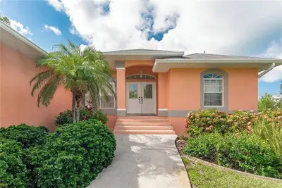 Image de Beautiful Canal-front home with Pool/ Fishing/ Boating