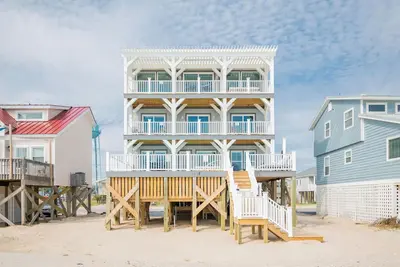 Image de Saltwater Blessing: Beautiful Oceanfront Home with Private Pool, Elevator and Gr