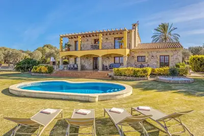Image de Villa luxueuse avec piscine, jacuzzi, jardin, terrasse, climatisation et Wi-Fi.