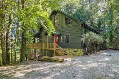Image de Luxe Fightingtown Creek Cabin: 2 King Suites & Spa