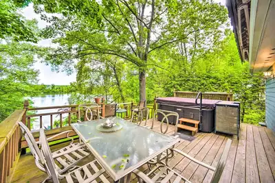 Image de Cozy Retreat w\/ Hot Tub, on Sleepy Hollow Lake!