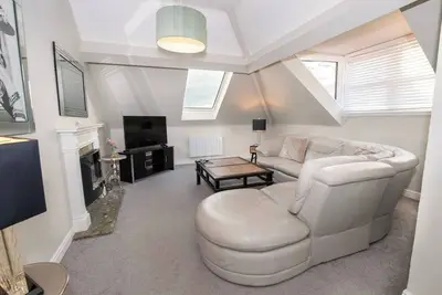 Image de Top Floor 3-Bed Apartment Sea Views & Parking!