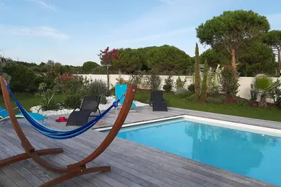 Image de location maison avec piscine 10 pers 15 min à pied plage perroche