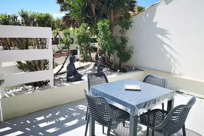 Image de Appartement climatisé avec piscine, terrasse et parking - Proche plage, parfait pour couples