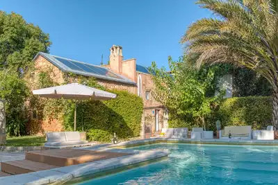 Jolie maison avec piscine et parc (B)