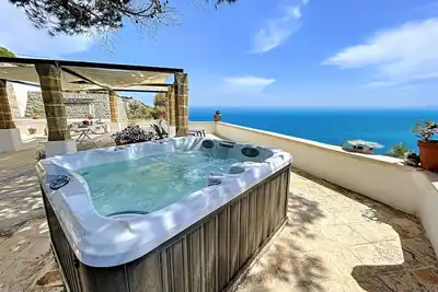 Image de Maison en pierre avec jacuzzi sur les falaises (A)