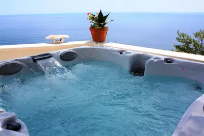 Image de Grande villa avec jacuzzi extérieur sur la mer