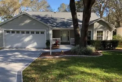 Image de Rent This Lovely Spacious Home In The Villages Surrounded By Lots Of Trees