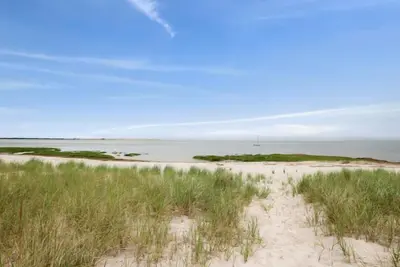 Image de Spacious & Updated House with Private Beach