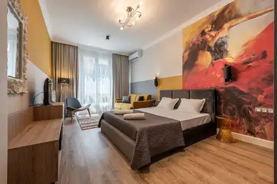 Luxury & Unique-Top Center Apt. - 3bdr & 2 Baths