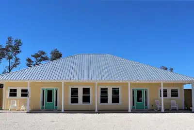 Image de This Duplex Is Perfect For Large Families/ Muliiple Familes! Steps Away From The Beach