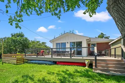 Beach Bungalow - Pet friendly cottage w/ Amazing views!