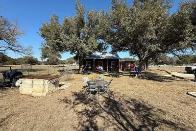 Image de Red Barn in Pipe Creek, Tx.