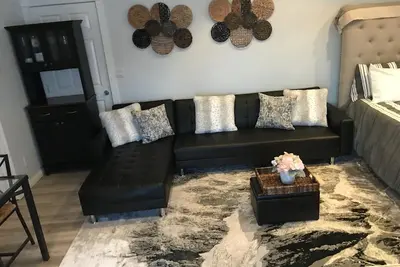 Image de Lax Luxury Studio Beautiful & spacious, 5 minutes from Beach, Lax, Sofi, Forum.