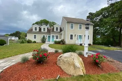 Image de Spacious 840 Sf home within walking distance to 2 beaches. Sleeps 4.
