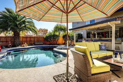 Image de Wine Country Retreat. Large backyard with pool\/spa, outdoor kitchen & fireplace