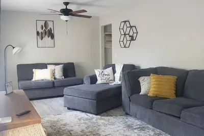 Image de NoHo Haven/Centrally Located w/ the Perfect Blend of Luxury and Comfort!