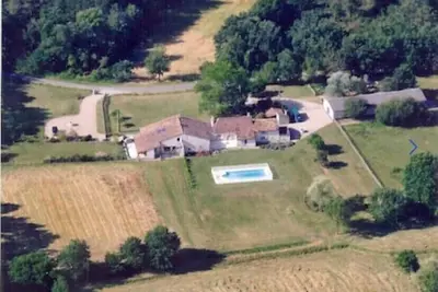 Image de Perigourdine en bordure de forêt, vue imprenable