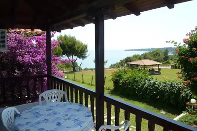 Image de Villa Oasis. Apartment with balcony, sea & forest view, garden, private beach.