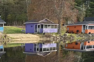 Image de Lakefront Purple Cottage