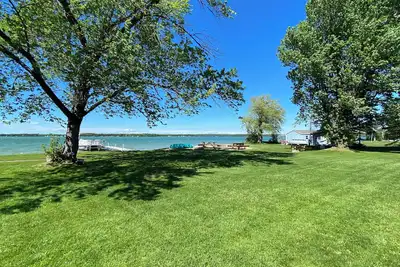 Image de 3 lakefront Cottages Private beach, yard &dock. Special 20%off Aug 17 - Aug 24