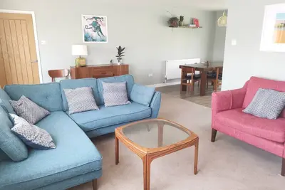 Image de Seaside Bungalow with hot tub. 5 Mins walk to Beach and town.