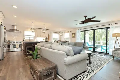 Image de Spacious 14 Guest Home in Lake Geneva – Downtown Getaway