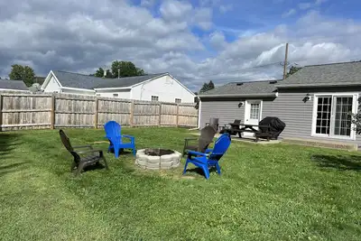 Image de Quiet Area In The Middle Of Everything. 7 Minutes To Watkins Glen International.