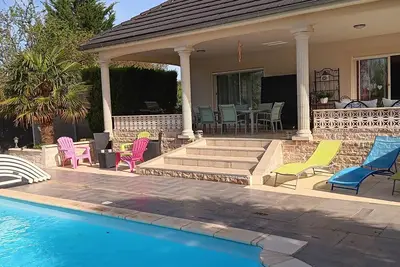 Image de Villa spacieuse avec piscine au bord du canal