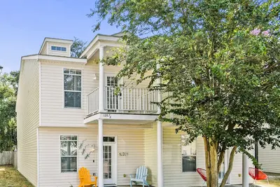Image de Two Gulfport Side-by-Side Townhomes One Block to Beach, 6 bedrooms & 6 bath