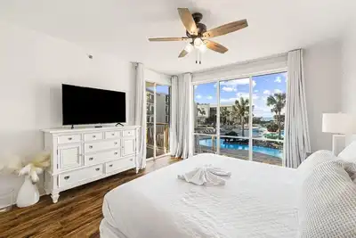 Image de On The Beach-600 feet of Private Beach, Pickle Ball, Tiki Bar and a huge pool