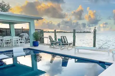 Image de Direct Oceanfront w/ Pool - Fish right off the dock!