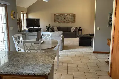 Image de Tranquil Sanctuary Overlooking Wooded Lot 4br 2fb 2hb 4000 Sq Ft