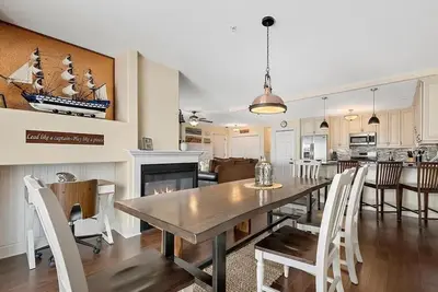 Image de Downtown Condo with w\/2 pools & Gym - Beach, Shops & Restaurants | Lake Time