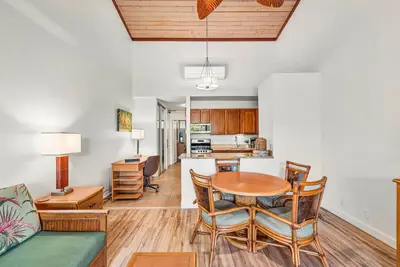 Image de Breezy condo with wood and tile floors