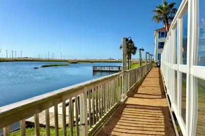 Image de 2nd Floor Condo: Close to Beach, Heated Pool, Gym!