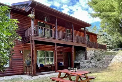 Image de 30 acres to yourself, hiking trails, sauna, jet tub, near 3 lakes, pets welcome