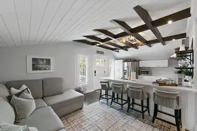 Image de Charming guest house cottage with private beach access!